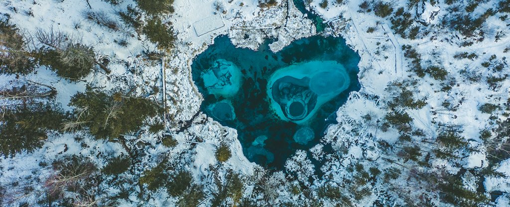 Гейзерное озеро Алтай зимой, Горно-Алтайск - Фото с квадрокоптера