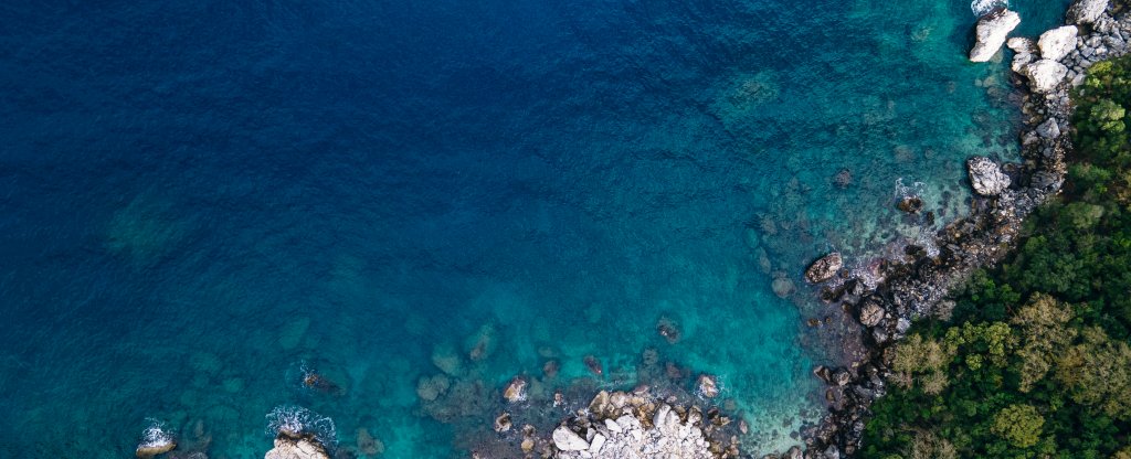 CHIRALI, TURKEY: aerial view Sunny beach resort in Turkey with stunning views of the mountains,  - Фото с квадрокоптера