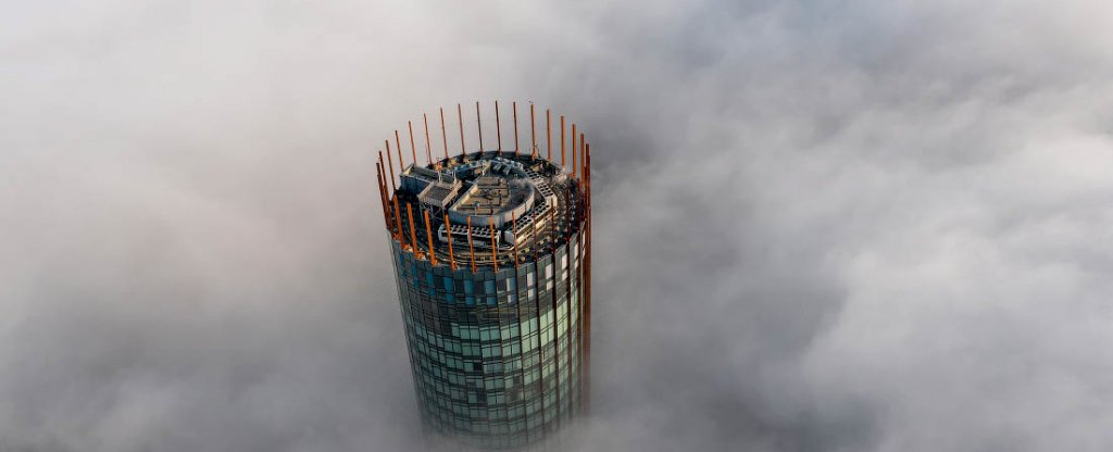 «Корона» небоскрёба «Исеть», появляющаяся из тумана, Екатеринбург - Фото с квадрокоптера