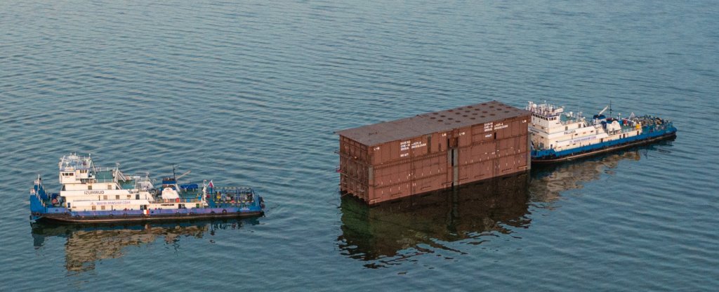 Буксиры и что-то большое похожее на пантон, Ульяновск - Фото с квадрокоптера