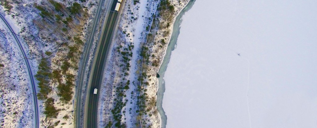 Дорога и пруд,  - Фото с квадрокоптера