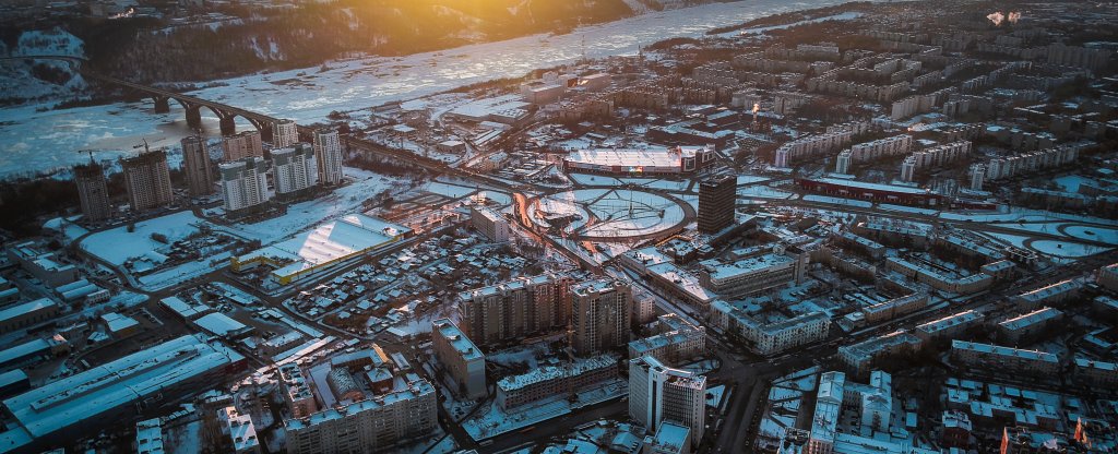 Новые жилые квартал. Рассвет над площадью и мост.,  - Фото с квадрокоптера