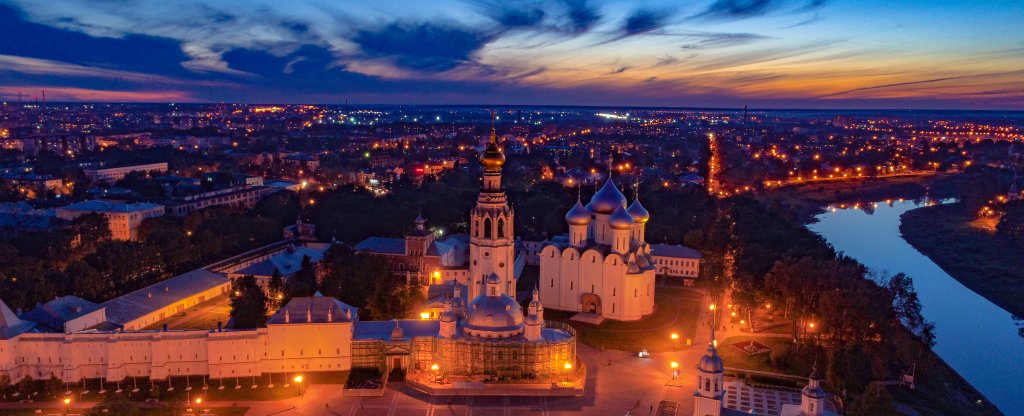 Вологда . Вид на вечерний кремль,  - Фото с квадрокоптера