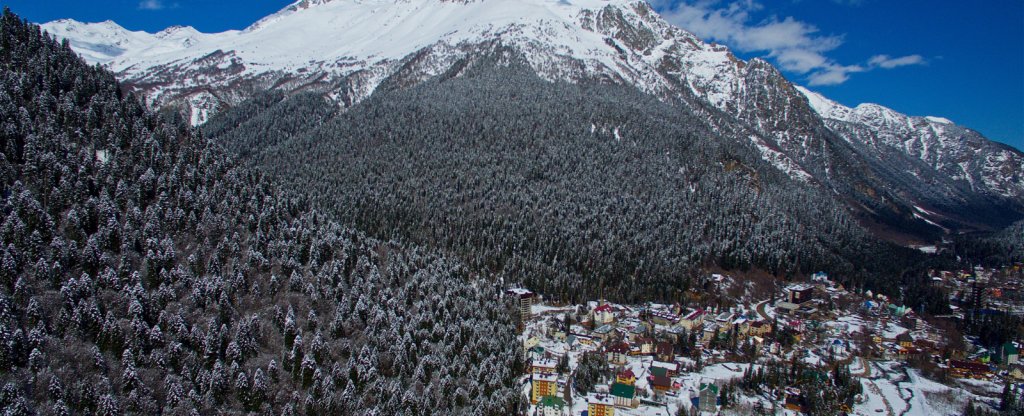Вид на горнолыжный курорт Домбай,  - Фото с квадрокоптера