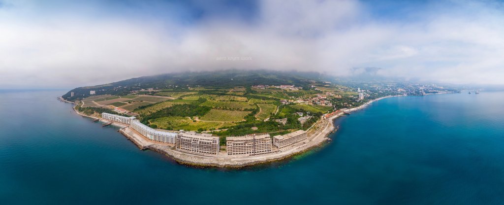 Недострои на ЮБК Крыма... 10 лет стоят - разваливаются, Гурзуф - Фото с квадрокоптера